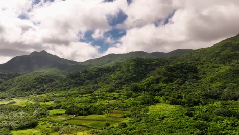 Luftüberflug-Idyllische-Exotische-Berglandschaft-Mit-Bewegten-Wolken-Am-Himmel-Auf-Der-Orchideeninsel-蘭嶼-In-Taiwan