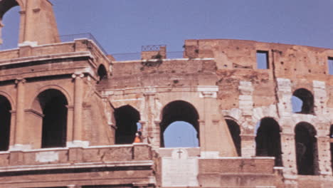 Entrada-Principal-Del-Coliseo-De-Roma-Bajo-El-Cielo-Azul-En-Los-Años-1960