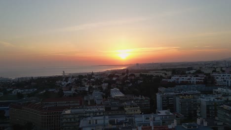 Panoramablick-Auf-Die-Wunderschöne-Stadtlandschaft-Von-Lissabon-Bei-Epischem-Sonnenuntergang,-Portugal