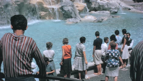 Touristen-Beobachten-In-Den-1960er-Jahren-Das-Türkisfarbene-Wasser,-Das-Im-Trevi-Brunnen-In-Rom-Fließt