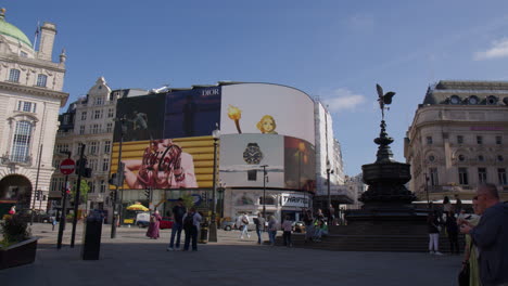 Huge-Billboards-Along-The-Streets-Of-Piccadilly-Circus-Public-Square-In-London,-England,-UK