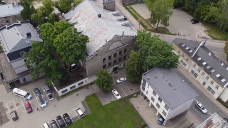 Antiguo-Edificio-De-La-Iglesia-Y-Paisaje-Urbano-De-Riga,-Vista-Aérea-De-Drones