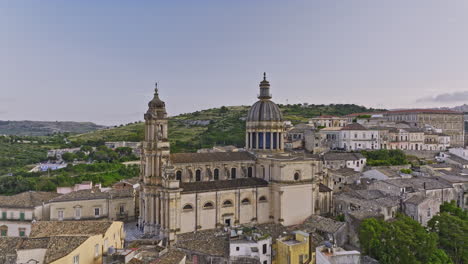 Ragusa-Italien-Luftbild-V6-Drohnenüberflug-Und-Um-Die-Alte-Barocke-Architekturkathedrale-Duomo-Di-San-Giorgio,-Eingebettet-Auf-Einem-Hügel-In-Der-Historischen-Stadt-–-Aufgenommen-Mit-Mavic-3-Cine-–-Juni-2023