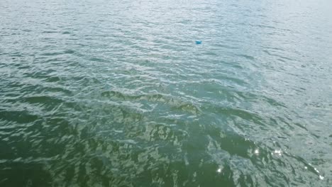 Blaues-Papierboot-Segelt-In-Einem-See-Davon