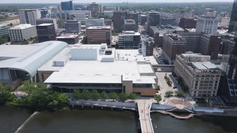 Cityscape-of-Grand-Rapids-in-America,-aerial-drone-panoramic-view
