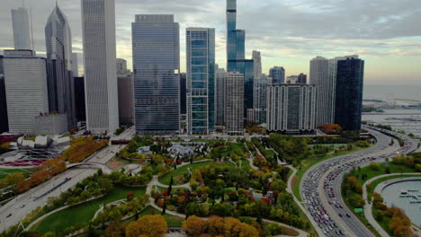 Aerial-view-tilting-toward-the-Maggie-Daley-park,-fall-evening-in-Chicago,-USA
