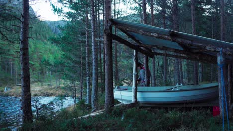 Junger-Mann-Zieht-Das-Boot-Zum-See-In-Hildremsvatnet,-Norwegen