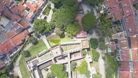 Sao-Jorge-Lissabon-Burgmauern-Von-Oben-Nach-Unten-LKW-Pan-Vogelperspektive