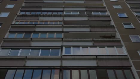 Balkone-Und-Fenster-Eines-Grauen-Wohngebäudes-Mit-Architektur-Aus-Der-Ehemaligen-UdSSR-Ära