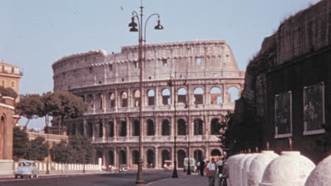 Tráfico-Y-Peatones-Frente-Al-Coliseo-De-Roma-En-La-Era-De-La-Dolce-Vita-De-Los-Años-60