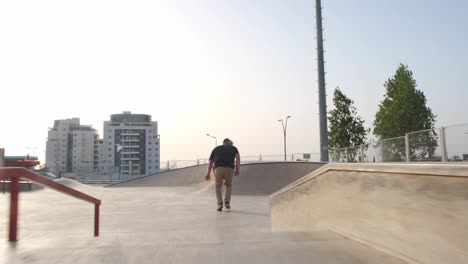 Skateboarder-trying-to-perform-tricks-on-the-skateboard,-failed-attempt-skateboarding