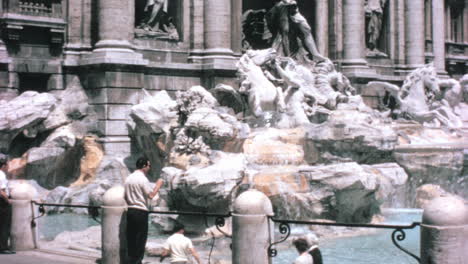 Los-Turistas-Visitan-La-Fontana-De-Trevi-Durante-El-Recorrido-Por-Roma-En-La-Era-De-La-Dolce-Vita-De-Los-Años-1960.