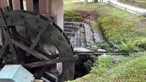 Japanische-Wassermühle-In-Nara,-Japan