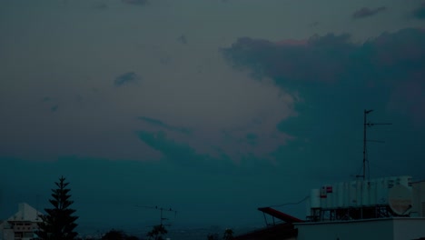Eine-Wunderschöne-Wolkenbewegung-Während-Des-Sonnenuntergangs-über-Den-Gebäudedächern,-Farbenfroher-Himmel,-Naher-Osten,-Tel-Aviv,-Israel,-Sony-4K-Zeitraffervideo