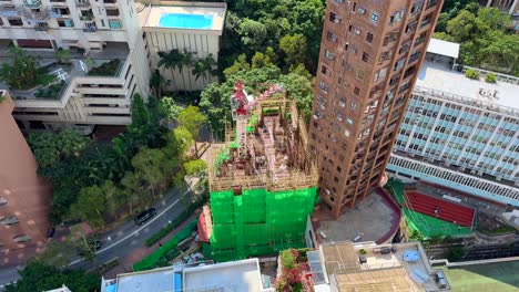 Sitio-De-Construcción-Rodeado-De-Andamios-De-Bambú-En-Hong-Kong,-China,-Crisis-Inmobiliaria.