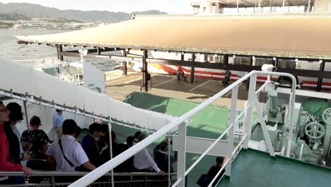 La-Rampa-Del-Ferry-Jr-Miyajima-Se-Abre-Para-Permitir-Que-Los-Vehículos-Y-Pasajeros-Bajen-En-La-Terminal-Del-Ferry-Miyajima-Matsudai-kisen