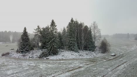 Luftdrohnenaufnahmen-Der-Landschaft-In-Schweden-Während-Eines-Schneesturms-Mit-Schneesturmbedingungen