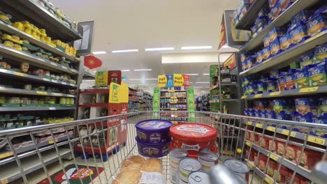 POV-Supermarkt-Einkaufswagen,-Der-Den-Gang-Mit-Den-Heimischen-Lebensmittelprodukten-Entlang-Läuft