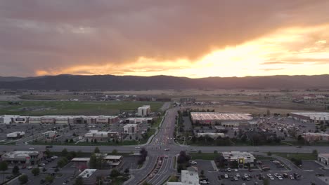 Luftaufnahme-Der-Straßenkreuzung-Und-Der-Stadt-Kalispell-Bei-Sonnenuntergang-In-Montana,-USA