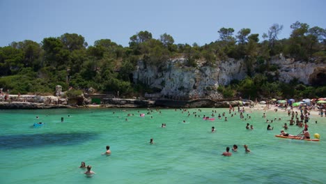 Mallorca:-Beach-Side-View-Of-Resort-In-Cala-Liombards-On-Majorca-Island,-Spain,-Europe-|-Crowded-Beach-Close-Up