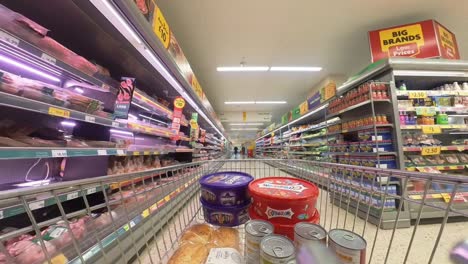 POV-Supermarkt-Einkaufswagen,-Der-Den-Gang-Mit-Fleischlebensmitteln-Entlang-Läuft