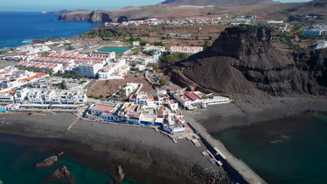 Puerto-De-Las-Nieves,-Agaete,-Gran-Canaria:-Fantastische-Panorama-Luftaufnahme-Des-Hafens-Der-Stadt-Agaete