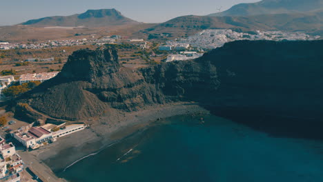 Puerto-De-Las-Nieves,-Agaete,-Gran-Canaria:-Fantastische-Luftaufnahme-über-Den-Hafen-Der-Stadt-Agaete-Und-Den-Felsen-Las-Nieves