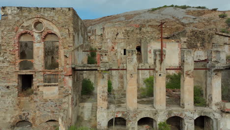 Laveria-Brassey,-Sardinien:-Besichtigung-Der-Ruinen-Der-Gebäude-Dieser-Alten,-Verlassenen-Mine-Auf-Der-Insel-Sardinien
