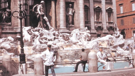 Polizist-Geht-Auf-Der-Piazza-Di-Trevi-Mit-Brunnen-Im-Hintergrund-In-Rom-Spazieren