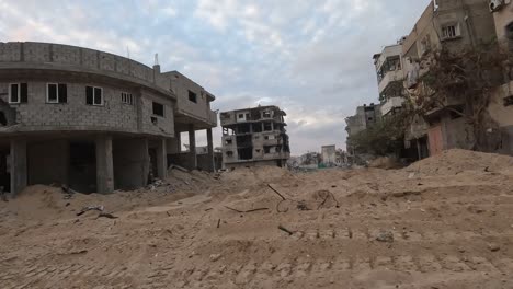 La-Cámara-Revela-Las-Secuelas-De-La-Ciudad-Destruida-De-Gaza-Después-Del-Ataque-Aéreo,-El-Ataque-Con-Misiles-Durante-La-Guerra-De-Israel-Hamas-De-2023,-Un-Vehículo-Militar-Conduciendo-Por-Las-Calles-Bombardeadas-De-Gaza