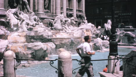Menschen-Gehen-Auf-Der-Piazza-Di-Trevi-Spazieren-Und-Bewundern-Den-Trevi-Brunnen-Im-Rom-Der-1960er-Jahre