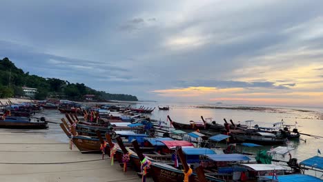 Verankerte-Longtail-Boote-Im-Hafen-Der-Insel-Phi-Phi-In-Thailand-Am-Morgen-Bei-Sonnenaufgang