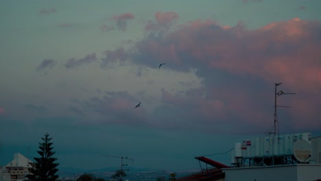Eine-Atemberaubende-Wolkenbewegung-Während-Des-Sonnenuntergangs-über-Den-Gebäudedächern,-Farbenfroher-Himmel,-Naher-Osten,-Tel-Aviv,-Israel,-Sony-4K-Zeitraffervideo