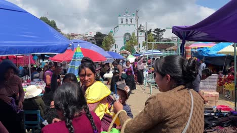 POV-Caminando-En-El-Mercado-Local-Con-La-Famosa-Iglesia-Al-Fondo-En-El-Pueblo-Mexicano-Más-Tradicional-De-Chiapas