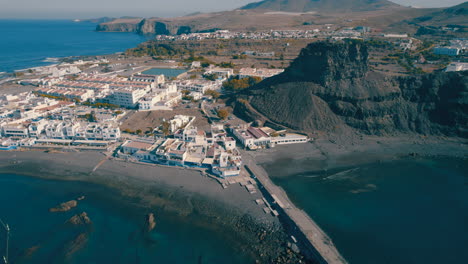 Puerto-De-Las-Nieves,-Agaete,-Gran-Canaria:-Fantastische-Luftaufnahme-Im-Orbit-über-Dem-Hafen-Der-Stadt-Agaete-Und-Dem-Felsen-Las-Nieves