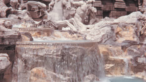 Ikonischer-Trevi-Brunnen-Mit-Wasser,-Das-über-Die-Felsen-Fließt,-Im-Rom-Der-1960er-Jahre
