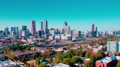 Wunderschöne-Hyperlapse-Luftaufnahme-Der-Skyline-Von-Atlanta,-Die-Die-Städtische-Dichte-Zeigt