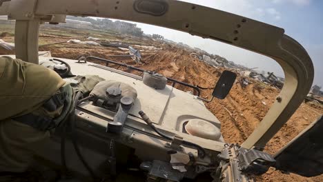 Standpunktaufnahme-Eines-Militärautos,-Das-Während-Des-Israel-Hamas-Krieges-2023-Durch-Die-Straßen-Von-Gaza-Fährt