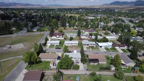 Casas-En-La-Zona-Residencial-De-La-Ciudad-De-Lewistown-En-El-Condado-De-Fergus,-Montana,-Estados-Unidos