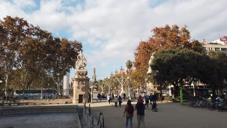 Menschen-Spazieren-Im-Herbst-Im-Freien-Durch-Den-Ciutadella-Park-In-Barcelona,-Spanien