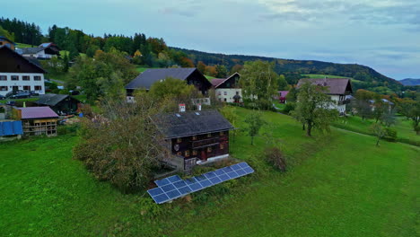 Sonnenkollektoren-Versorgen-Ein-Dorf-In-Österreich-Mit-Strom-–-Luftaufnahme