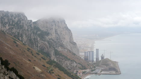 Nebliger-Felsen-Von-Gibraltar-Von-Den-Mediterranen-Stufen