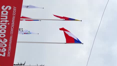 Seguimiento-Vertical-De-Las-Banderas-De-Chile-Y-Venezuela-Ondeando-Juntas-En-Los-Juegos-Panamericanos-Santiago-2023