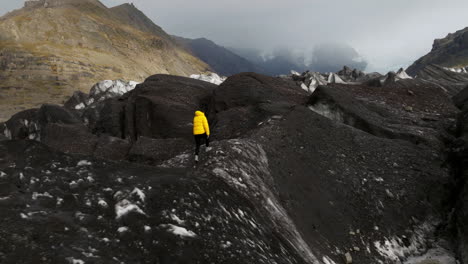 Svinafellsjökull-Gletscher,-Island-–-Eine-Person,-Die-über-Einen-Gletscher-Wandert-–-Drohnenaufnahme-Aus-Der-Luft