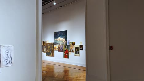 Pov-Caminando-Adelante-Por-Los-Pasillos-Del-Museo-Bellas-Artes-En-Santiago-Chile,-Exposición-De-Pinturas-Y-Fotografías