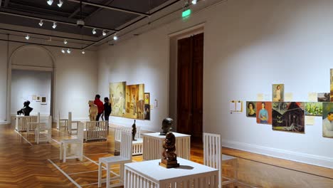Panoramablick-Auf-Eine-Ausstellung-Mit-Sitzgarnitur-Zur-Würdigung-Im-Museum-Der-Schönen-Künste-In-Santiago,-Chile