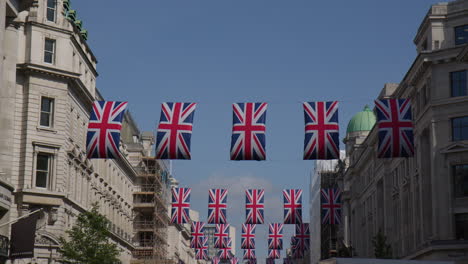 Banderas-En-La-Calle-Regent-En-El-Centro-De-La-Ciudad-De-Londres,-Inglaterra,-Reino-Unido