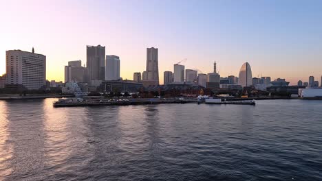 Sanfter-Sonnenuntergang-An-Der-Skyline-Des-Hafengebiets-Von-Yokohama-In-Japan