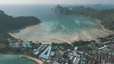 Atemberaubende-Drohnenaufnahmen-Vom-Strand-Von-Loh-Dalum-Auf-Den-Phi-Phi-Inseln-In-Thailand