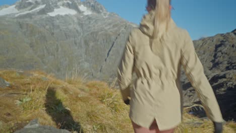Den-Beinen-Einer-Blonden-Frau-Folgend-In-Richtung-Aussichtspunkt-In-Felsiger-Alpenlandschaft